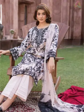 Model dressed in the full Sanam Saeed by Puri Fabrics D-07 ensemble, including shirt, chiffon dupatta, and plain trouser.