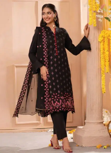 Front Image: Front view of embroidered bana dora lawn shirt with intricate jaal and daman detailing from Zerlin by DOR D-01