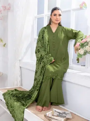 Close-up details of Pahali by Riaz Arts D-03 showcasing fine Dhanak Zari Wool shirt embroidery with Velvet Cutwork Shawl craftsmanship.