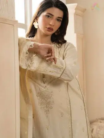 Close view of Zellbury by Al-Rahim Textile D-05 showing embroidery on lawn shirt and fine texture of denting lawn dupatta.